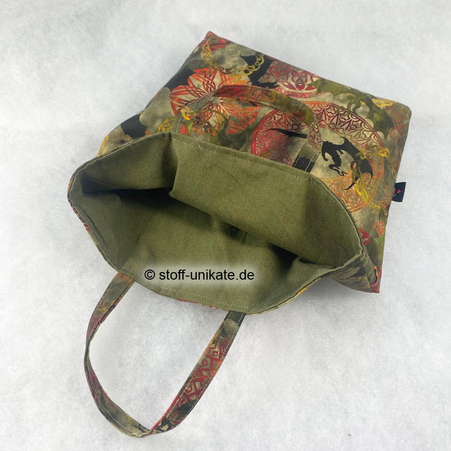 Innenansicht der büchertasche mit Drachenmotiven. Stoff-Unikate handmade in Germany