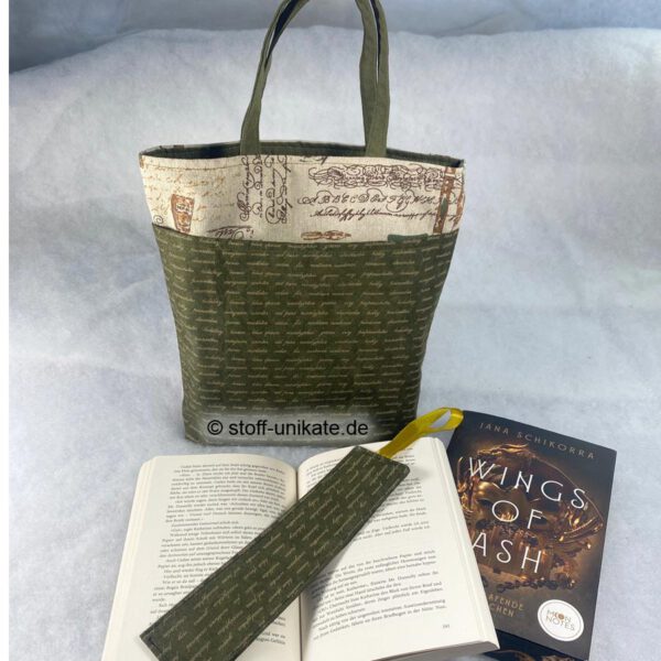 Büchertasche und Lesezeichen mit Schriftmotiven genäht aus Baumwollstoffen. Stoff-Unikate handmade in germany
