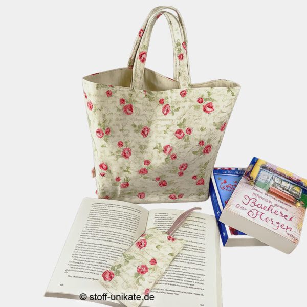 Büchertasche und Lesezeichen mit Schrift und Rosen. Stoff-Unikate handmade in germany
