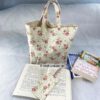 Büchertasche und Lesezeichen mit Rosenmotiven und Schrift. Stoff-Unikate handmade in Germany