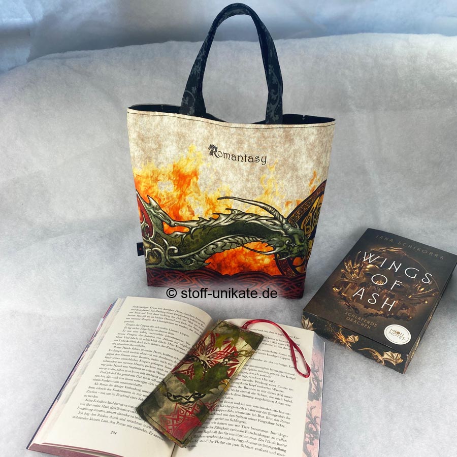 Büchertasche und Lesezeichen mit Drachenmotiven. Stoff-Unikate handmade in Germany