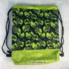 Turnbeutel für Kinder in neongrün mit Schwarz und fliegenden Drachenmotiven. Stoff-unikate handmade in Germany