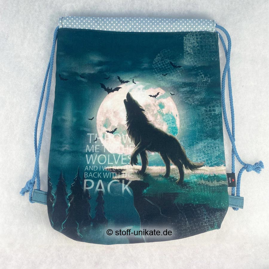 Kleiner Kinderturnbeutel mit heulenden Wolfsmotiven in grau-Blau-Tönen. Stoff-unikate handmade in Germany