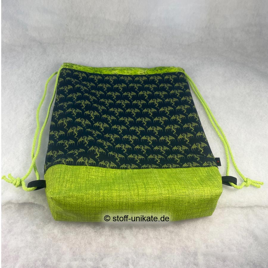Bodenansicht vom Stoffbeutel für Kinder mit kleinen fliegenden Drachenmotiven. Stoff-Unikate handmade in Germany