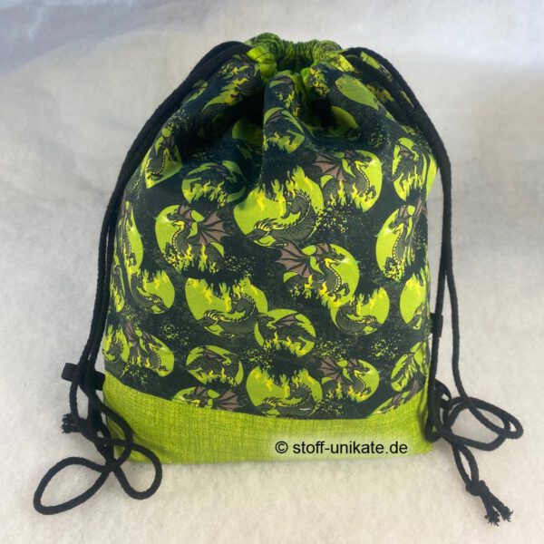 Kinderturnbeutel mit fliegenden Drachenmotiven in neon-grün und schwarz. Stoff-Unikate handmade in Germany