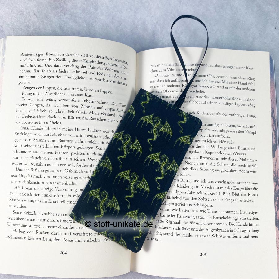Lesezeichen mit Drachenmotiven genäht aus Baumwollstoffen. Stoff-Unikate handmade in germany