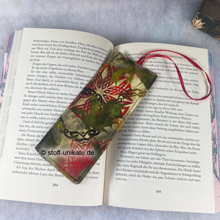 Lesezeichen mit Drachenmotiven. Schönes Geschenk für Fantasy-Fans. Stoff-Unikate handmade in germany