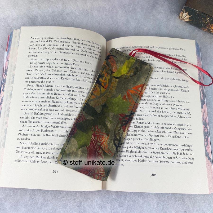 Lesezeichen mit Drachenmotiven. genäht aus Baumwollstoffen. Stoff-Unikate handmade in Germany