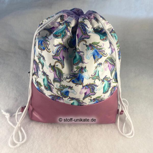 Kinderturnbeutel mit Kunstleder und Baumwollstoffen genäht. Mit Pferdemotiven in Regenbogenfarben. Stoff-Unikate handmade in Germany