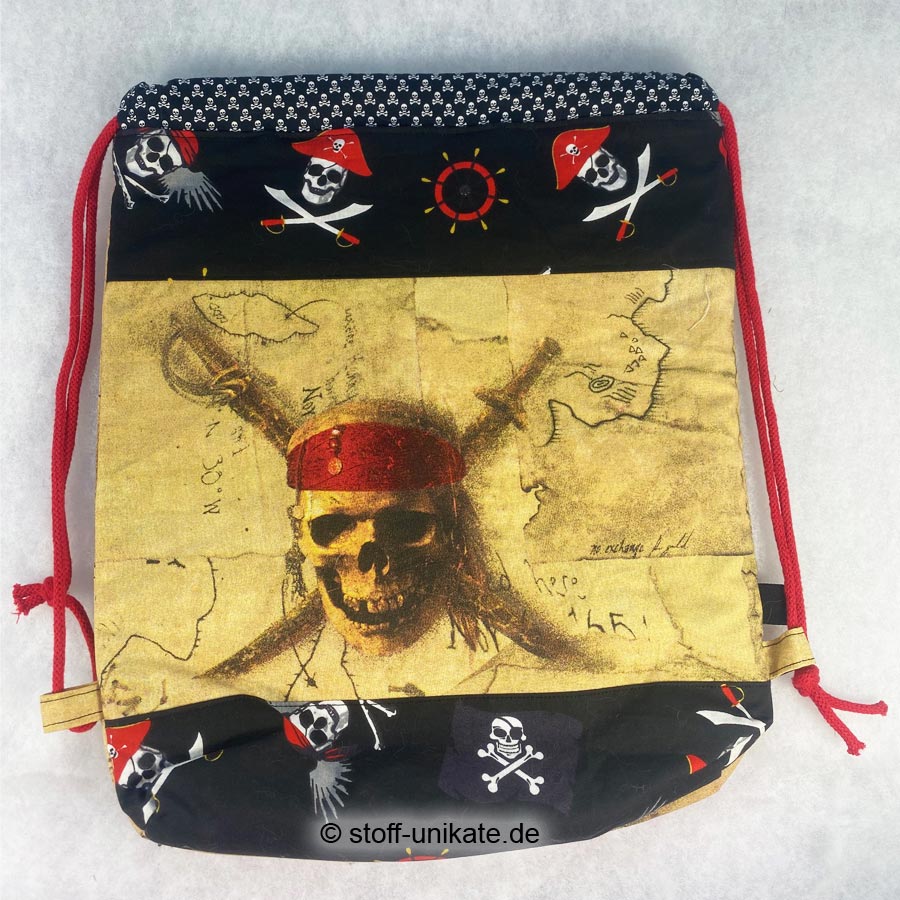 Turnbeutel für Kinder mit totenkopfmoitv aus Fluch der Karibik. Stoff-Unikate handmade in Germany