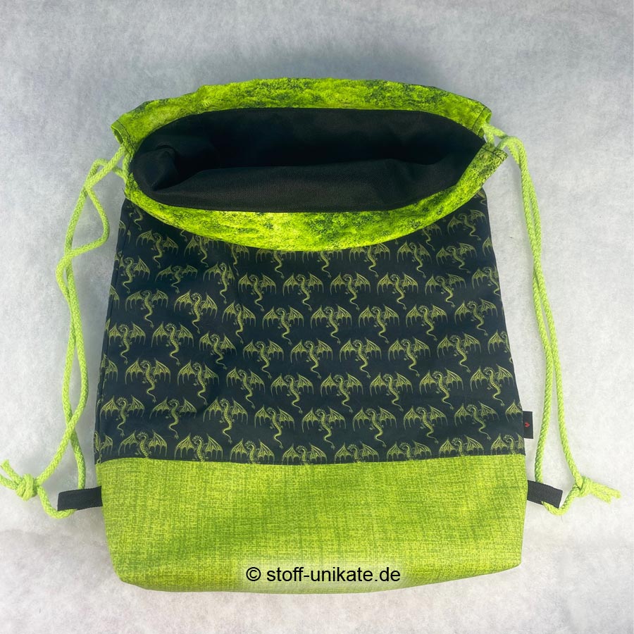 Kinderturnbeutel mit kleinen fliegenden Drachen in schwarz-neongrün. Stoff-unikate handmade in germany