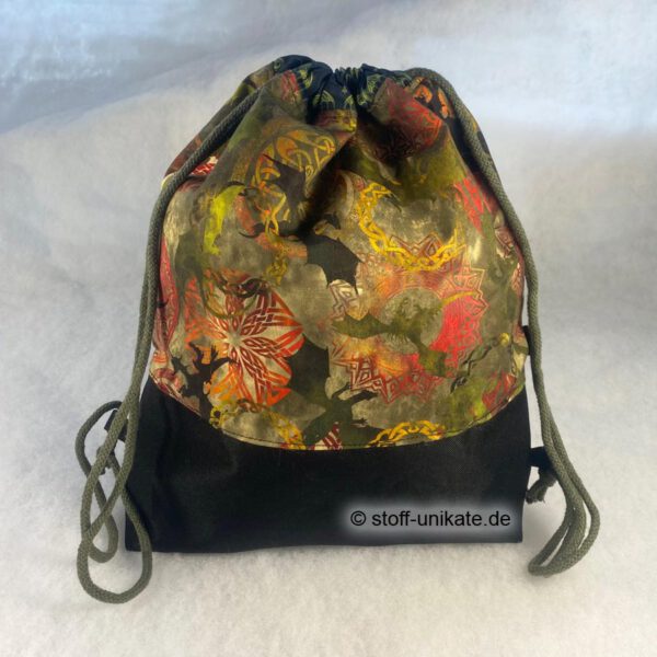 Kinderturnbeutel mit Fantasy-Symbolen und Drachenmotiven in oliv-grün. Stoff-Unikate handmade in Germany