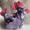Großes Stoff-Huhn als Aufbewahrung für Eier. genäht aus baumwollstoffen in Lilatönen. Stoff-Unikate handmade in Germany