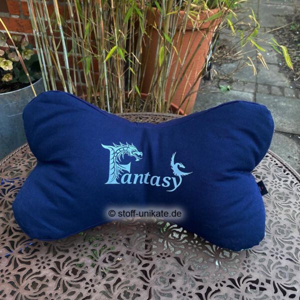 Leseknochen mit Schriftzug Fantasy und Drachenmotiven. Stoff-unikate handmade in Germany