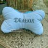 Leseknochen mit Drachenschuppen und Schriftzug Dragon. Stoff-Unikate handmade in Germany