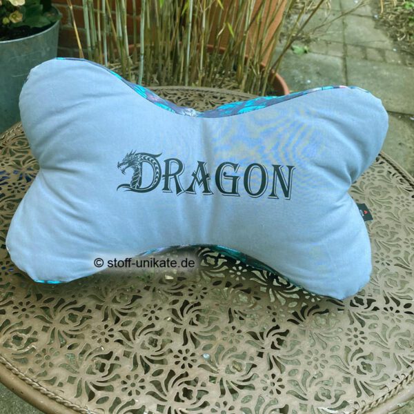 Leseknochen mit Drachenschuppen und Schriftzug Dragon. Stoff-Unikate handmade in Germany