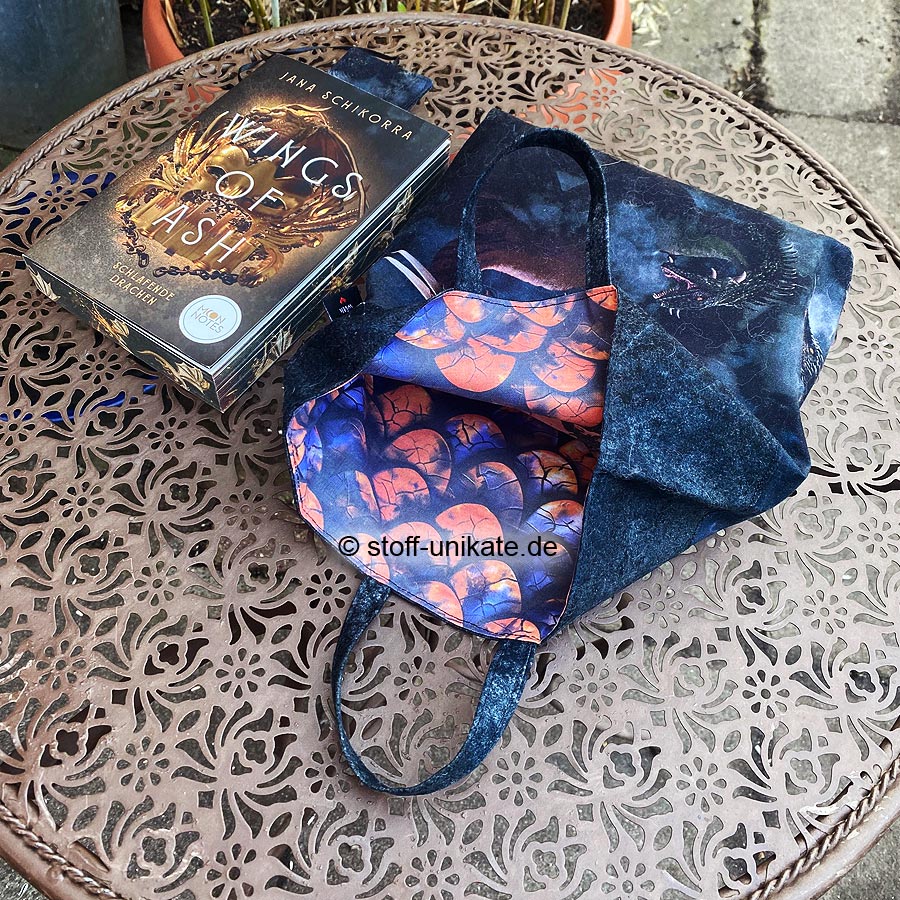 Innenansicht der Büchertasche mit Henkeln und Drachenmotiven. Stoff-Unikate handmade in germany