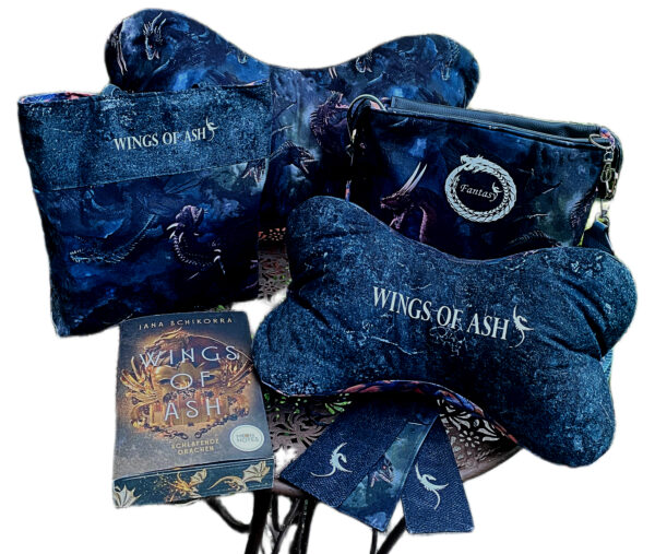 Gruppenfoto Wings of Ash bestehend aus leseknochen, Büchertaschen und Lesezeichen. Stoff-Unikate handmade in germany