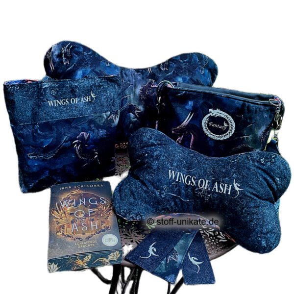 Serie Wings of Ash bestehend aus Büchertaschen, Leseknochen und Lesezeichen mit Drachenmotiven. Stoff-Unikate handmade in Germany