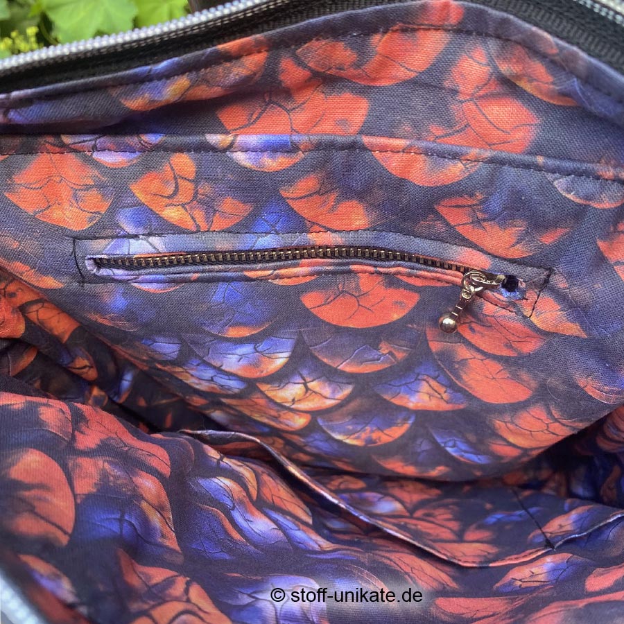 Innenansicht der Bookbag mit Drachenschuppen. Stoff-Unikate handmade in germany