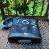 Bodenansicht der Schulterstasche mit Drachenmotiven. Stoff-Unikate handmade in Germany