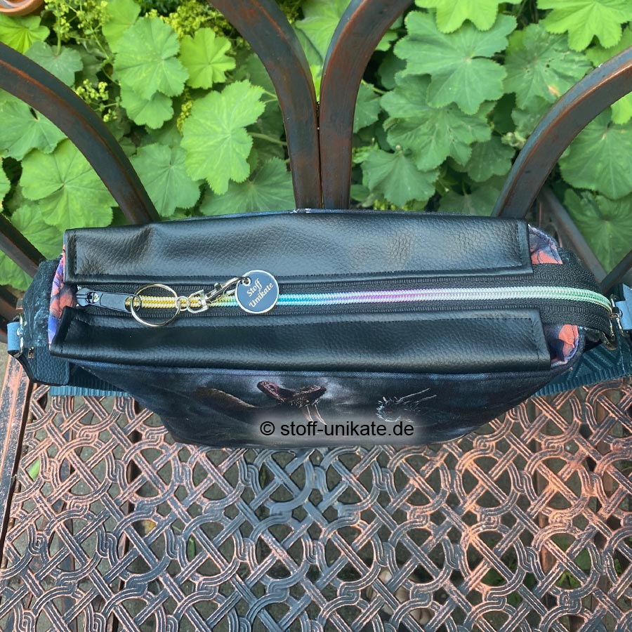 Detailansicht von der Schultertasche mit Drachenmotiven. Stoff-Unikate handmade in germany