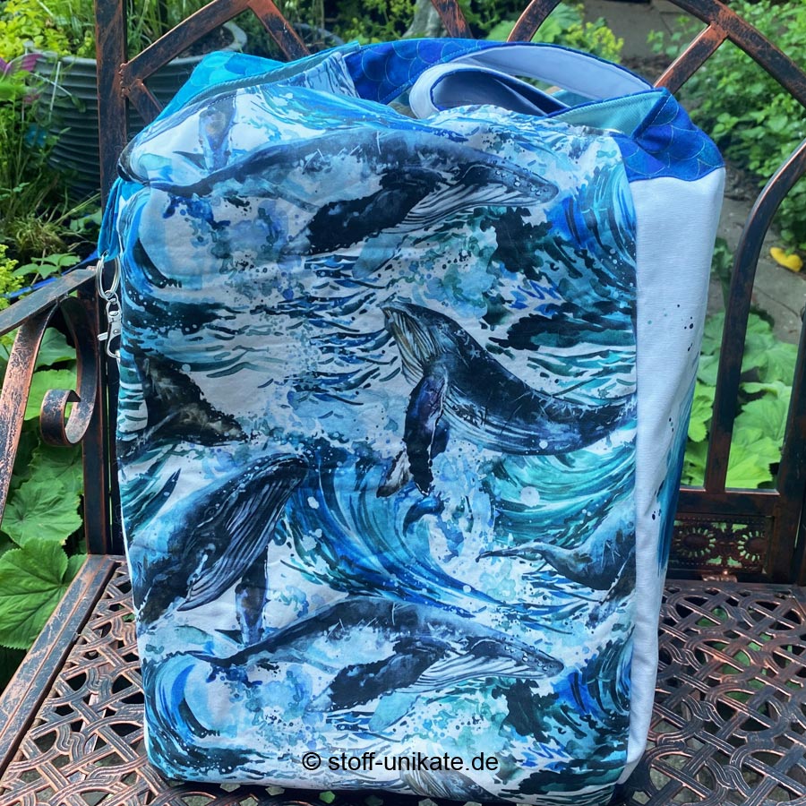 Seitenansicht mit Wal-Motiven der Jumbotasche Save-the-Sea. Stoff-Unikate handmade in Germany