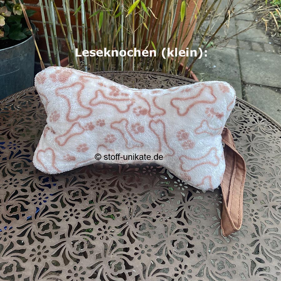 Kleiner Leseknochen aus weichem Wellnessfleece mit Knochenmotiven. Stoff-Unikate handmade in germany