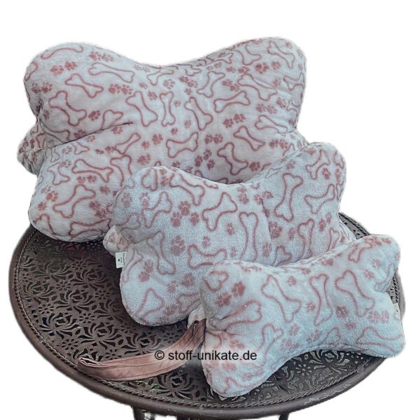 Kuschelweiche Leseknochen in drei verschiedenen Größen aus Wellness-Fleece mit Knochenmotiven. Stoff-Unikate handmade in germany