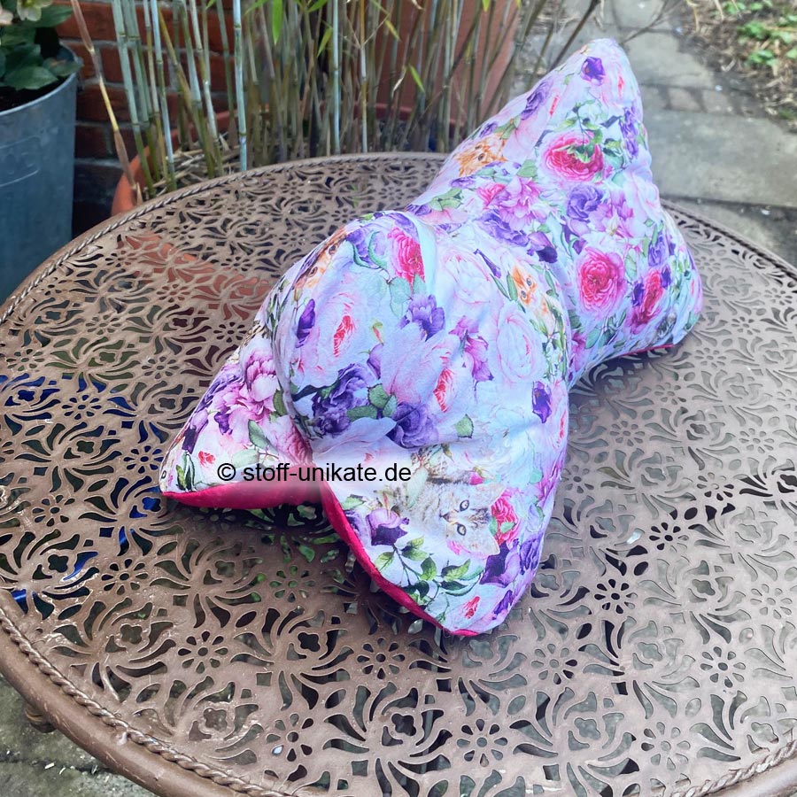 Leseknochen mit Blumen- und Katzenmotiven sowie Schriftzug Katzenglück. Stoff-Unikate handmade in germany