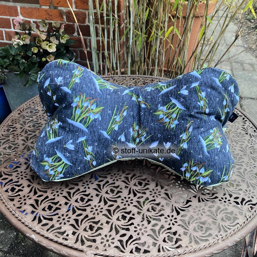 Leseknochen mit Schneegllöckchenmotiven in schwarztönen. Stoff-Unikate handmade in Germany