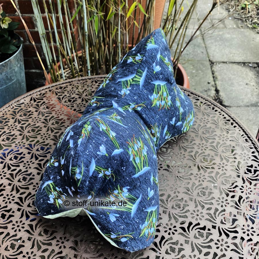 Leseknochen aus Baumwollstoff mit Schneeglöckchen auf Schwarz. Stoff-Unikate handmade in Germany