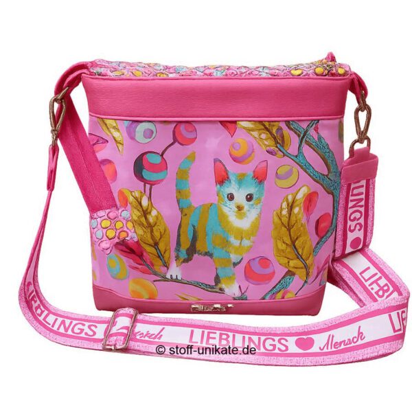 Vorderseite der Tablet-TAsche genäht aus Tula-Pink-Stoffen mit Katzenmotiven. Stoff-Unikate handmade in Germany