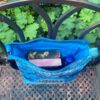 Innenansicht der Tablet-tAsche Orkas mit taschenbüchern und Wasserflasche. Stoff-Unikate handmade in Germany