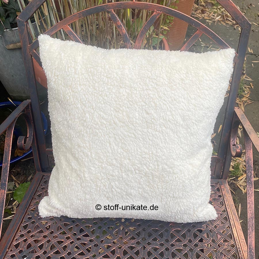Rückseite vom Dekokissen mit Hochalndrindern aus Teddyplüsch in Creme-weiß. Stoff-Unikate handmade in Germany