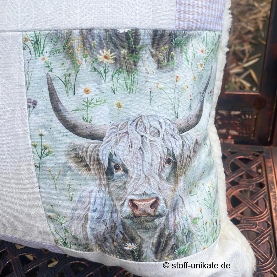 Dekokissen mit Hochlandrindern und Blumenstoffen von acufactum. Stoff-Unikate handmade in Germany