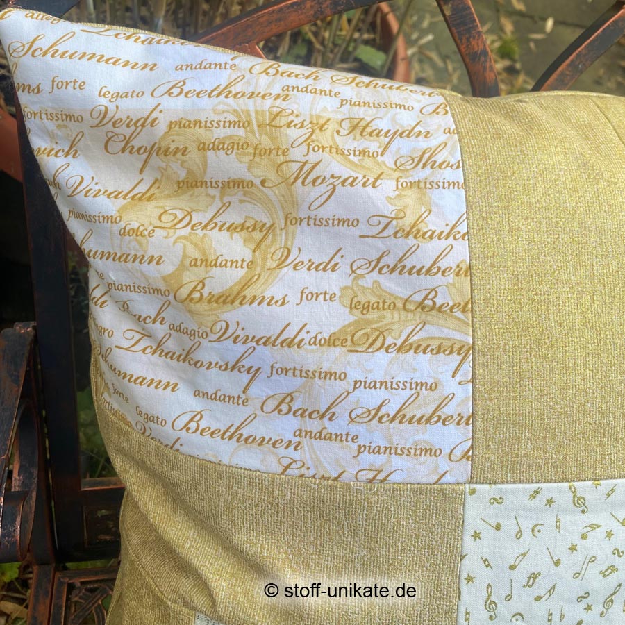 Schrift mit Komponisten zum Designer-Kissen in goldtönen. Stoff-Unikate handmade in Germany