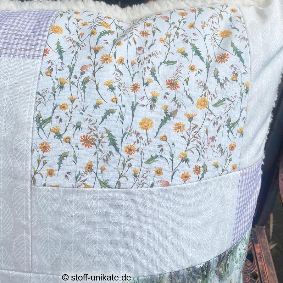 Detailansicht vom Dekokissen mit Hochlandrindern und acufactum Stoffen mit Blumen. Stoff-Unikate handmade in germany