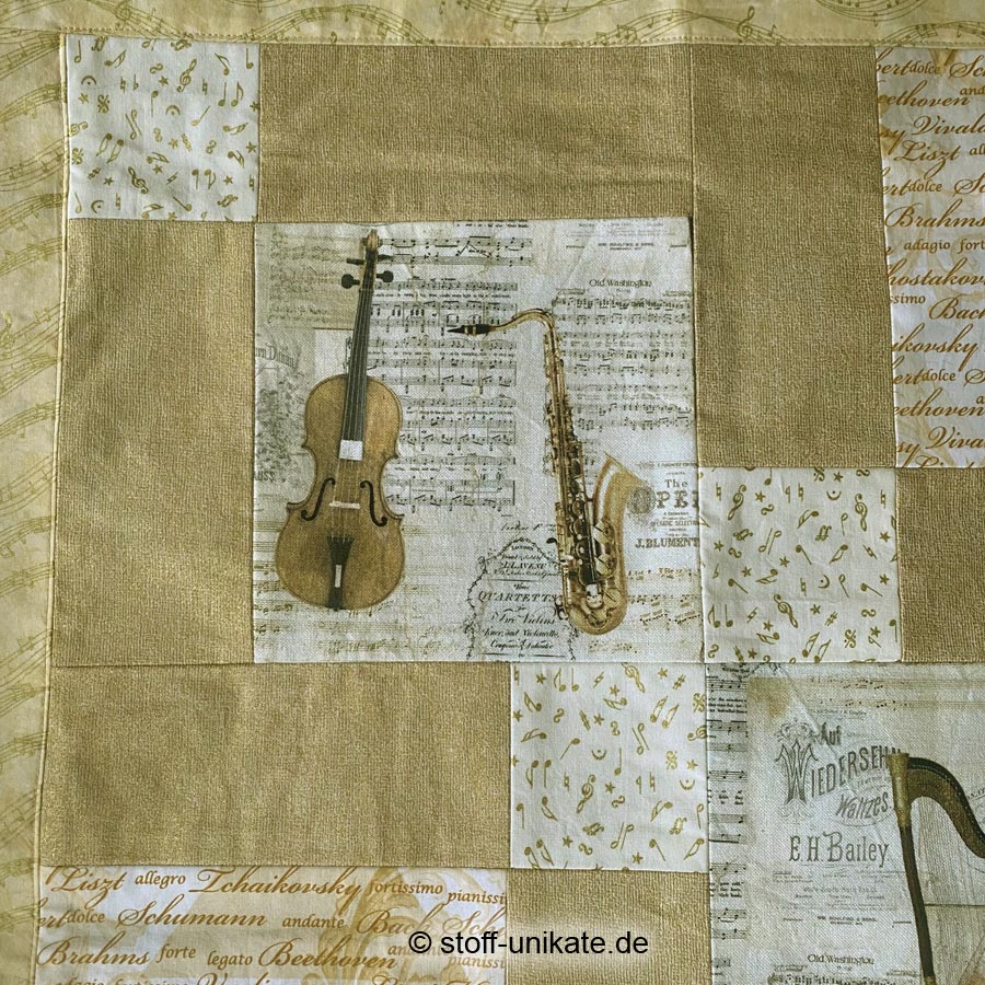 Detailansicht zur Mitteldecke Klassische Musik mit Musikinstrumenten in Goldtönen. Stoff-Unikate handmade in Germany