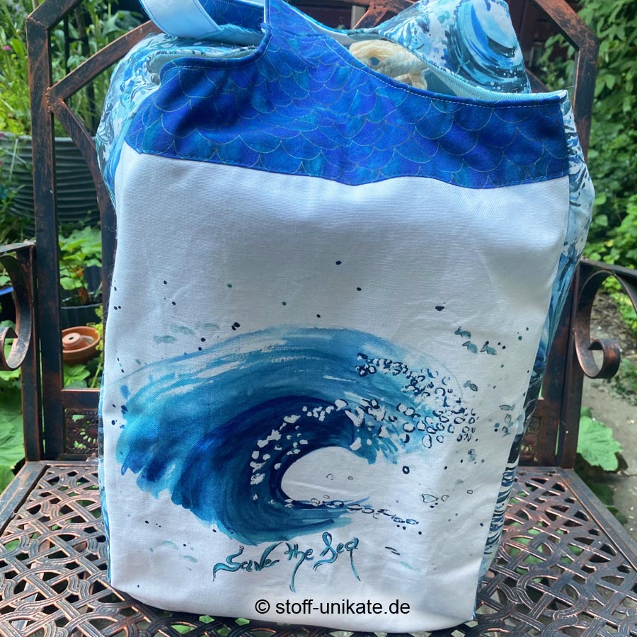Seitenansicht der Jumbo-Tasche Save the Sea. Stoff-unikate handmade in germany