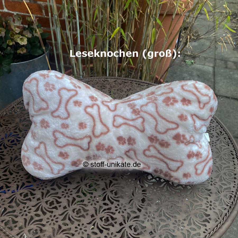 Großer Leseknochen mit Knochenmotiven aus kuschelweichem Wellness-fleece. Stoff-Unikate handmade in germany