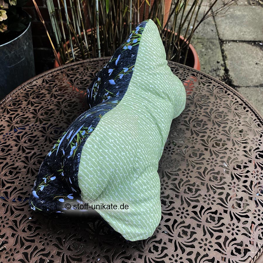 Seitenansicht vom Leseknochen mit Schneeglöclchenmotiven. Stoff-Unikate handmade in Germany