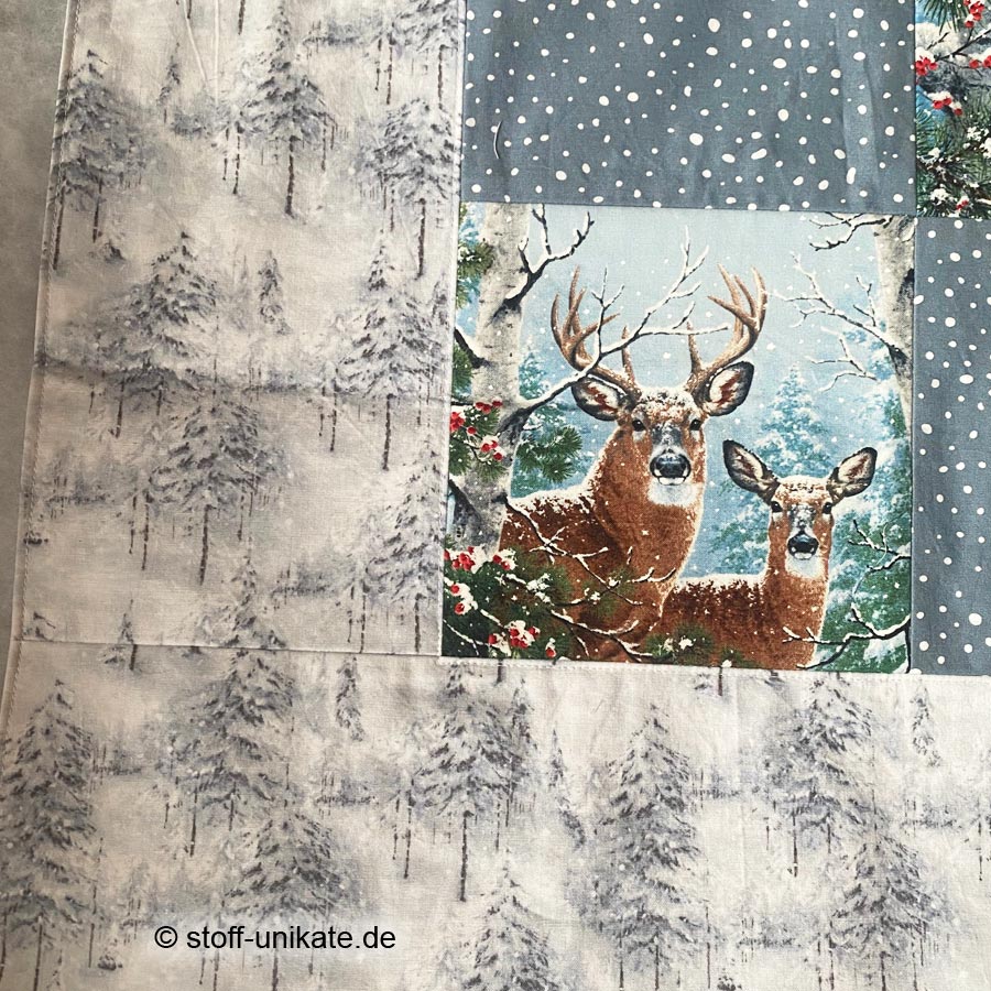 Detailansicht von Hirschen von der Tischdecke Wintertiere. Stoff-Unikate handmade in germany