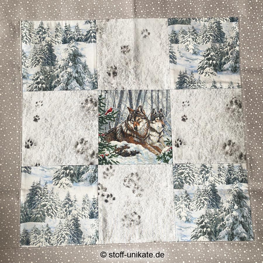 Mitteldecke mit verschiedenen Schneemotiven und Wölfen im Winter. Stoff-Unikate handmade in Germany