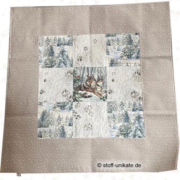Mitteldecke, tischdecke 80 x 80 cm mit Wölfen im Winter. Stoff-Unikate handmade in germany