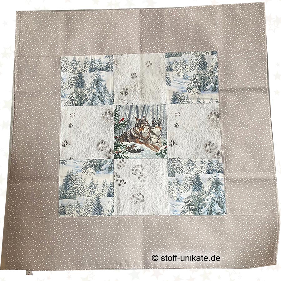 Mitteldecke, tischdecke 80 x 80 cm mit Wölfen im Winter. Stoff-Unikate handmade in germany