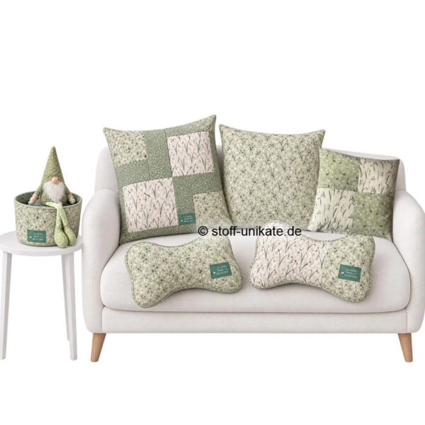 Serie Schneeglückchen bestehend aus zwei Leseknochen, 3 Dekokissen und einem Stoffkorb mit Metalldose und Wichtel. Stoff-Unikate handmade in Germany