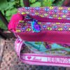 Detailansicht zur Tablet-Tasche, Schultertasche genäht aus Tula-Pink-Stoffen mit Katzenmotiven. Stoff-Unikate handmade in germany