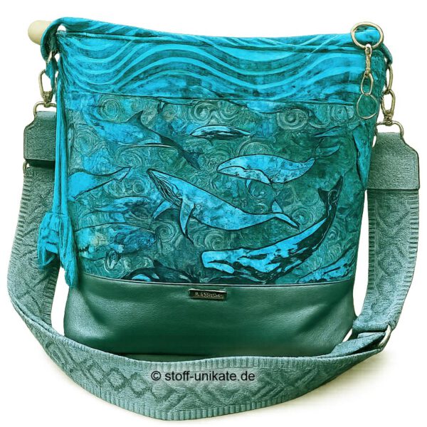 Tablet-Tasche mit Wal Hope in Türkis-Petrol-tönen. Stoff-Unikate handmade in Germany