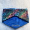 Halstuch-loop aus Stoff mit Fleece und bunten Drachenschuppenmotiven. Stoff-Unikate handmade in Germany